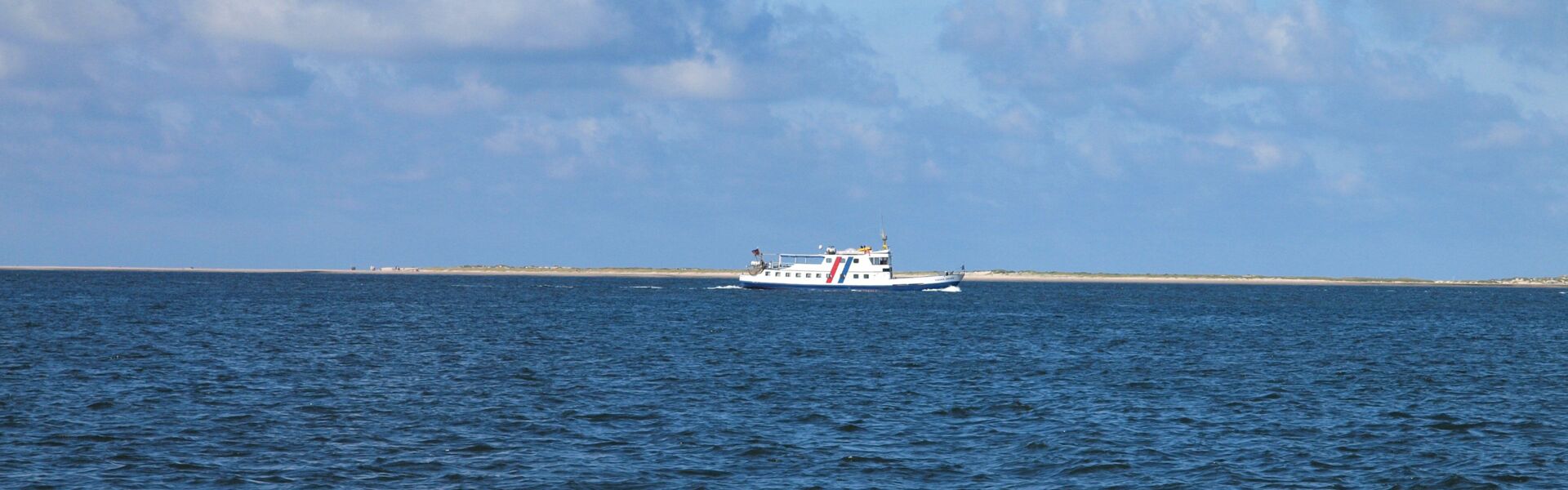 MS Adler-Express am Anleger Hooge