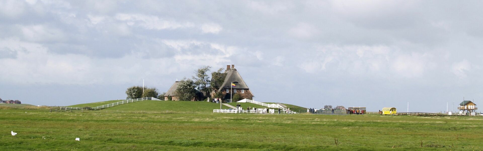 Halligkirche mit Pferdekutschen